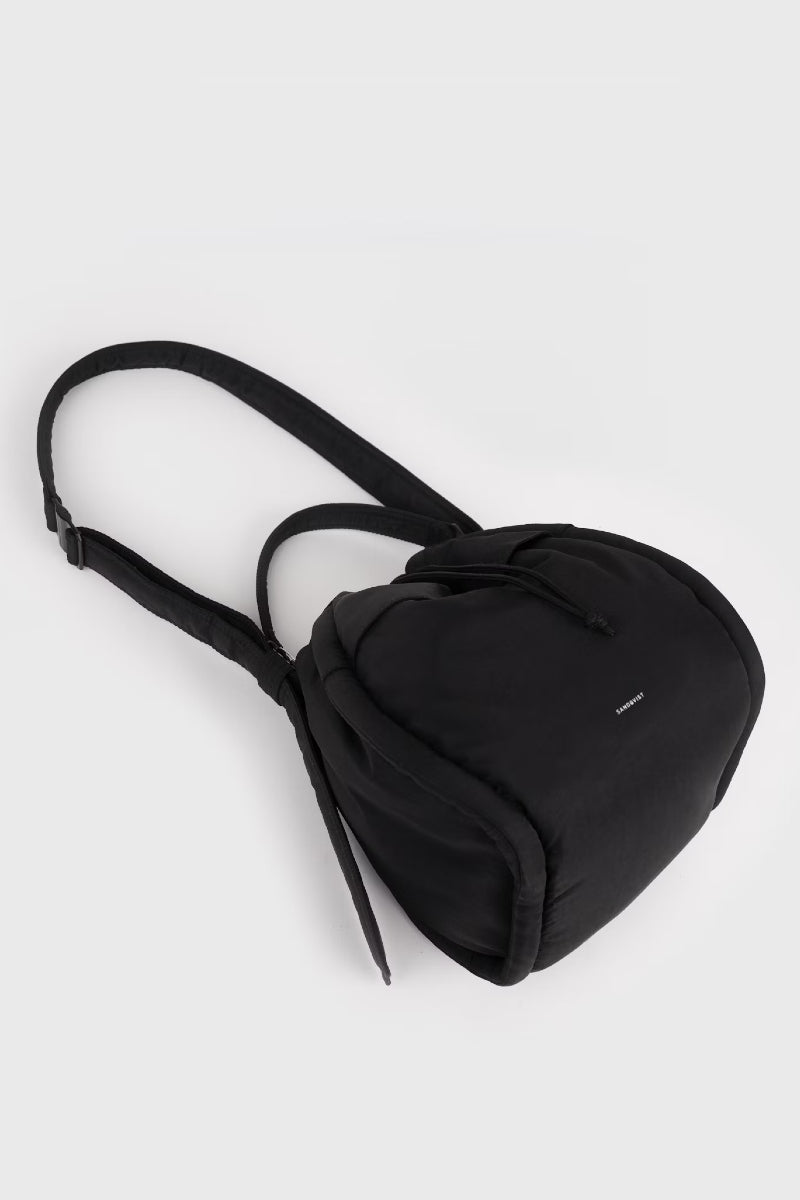 Sandqvist Curve Bucket Bag - black