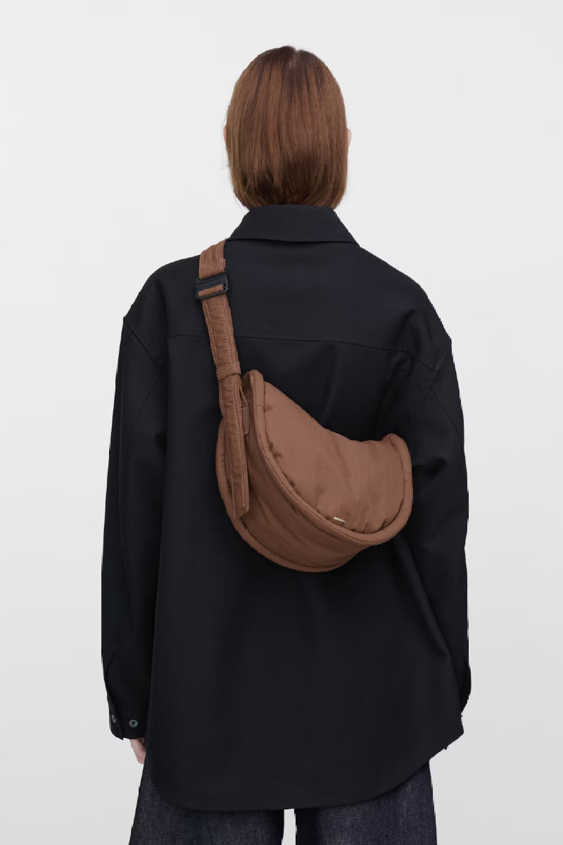 Sandqvist Curve Crossbody Round S - Dark Taupe