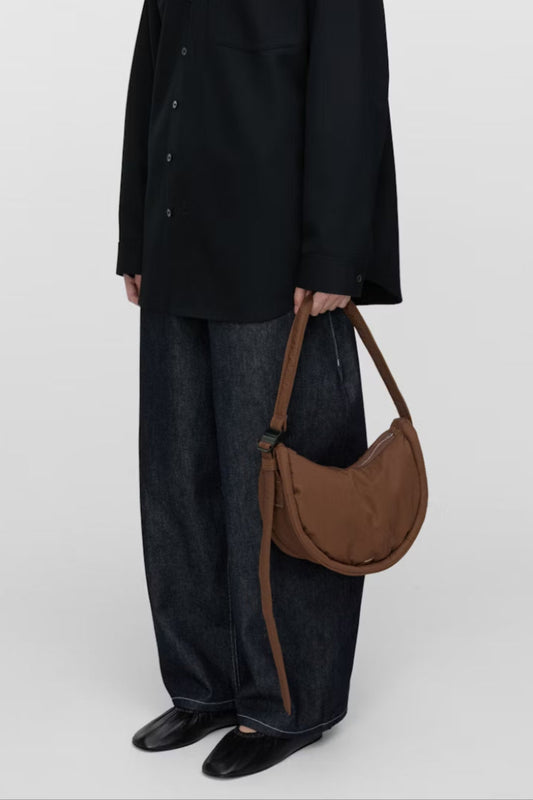 Sandqvist Curve Crossbody Round S - Dark Taupe