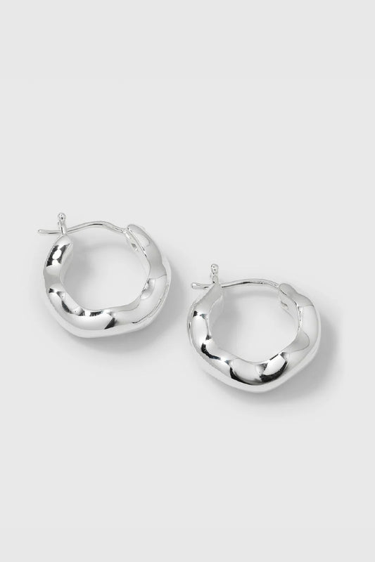 Syster P Bolded Wavy earrings - silver